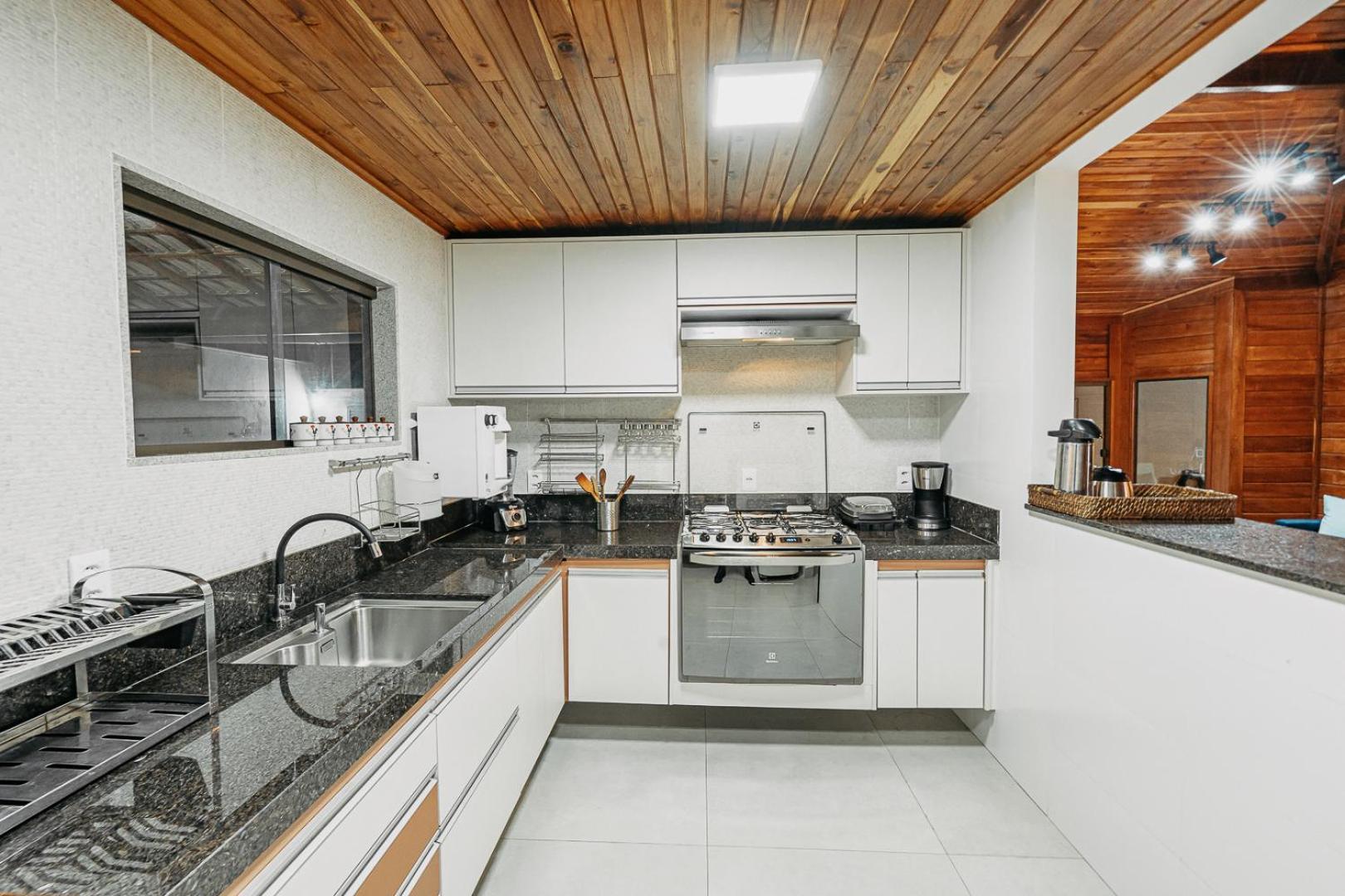 Casadecastelhanos, Quadra Do Mar De Castelhanos, 4 Suites Com Ar, Churrasqueira, Piscina, Hidromassagem, Cozinha Integrada Gourmet Ideal Para Familia E Amigos Anchieta  Dış mekan fotoğraf